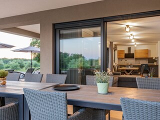 Überdachte Terrasse mit einem großen Tisch