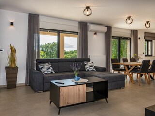 Das Wohnzimmer ist gemütlich und lichtdurchflutet