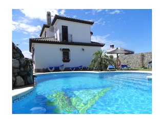 Außenbereich Pool und Haus