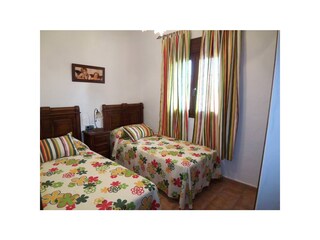 Schlafzimmer mit zwei Einzelbetten