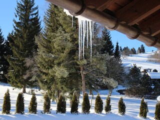 Blick vom Balkon zum Zubringerlift ins Skigebiet