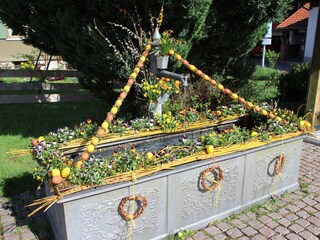 traditioneller Osterbrunnen in Steibis