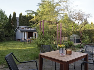 Ein wunderschöner Garten lädt zum Verweilen ein