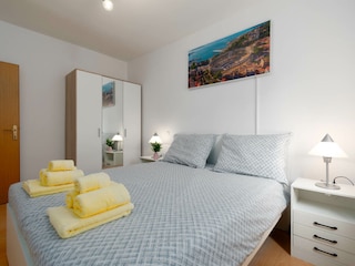 Schlafzimmer mit Queensize-Bett