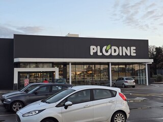 Supermarket 1km from the apartment.