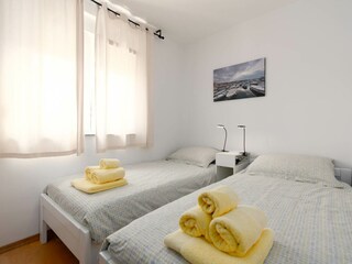 Bedroom with 2 single beds