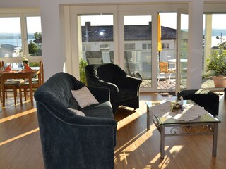 Wohnzimmer mit Balkon und Seeblick