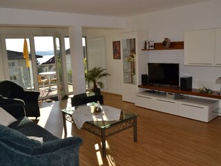 Wohnzimmer (mit dem See im Hintergrund)