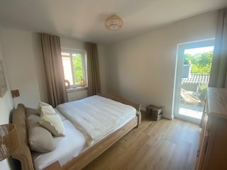 Mit Zugang zum Balkon