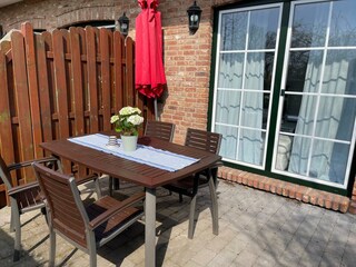 Jede Terrasse ist mit Tisch und Stühlen ausgestattet