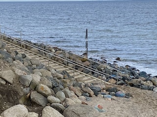 Eine Treppe führt zur Steilküste