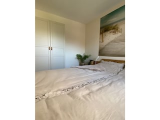 Der Schlafzimmerschrank bietet viel Stauraum