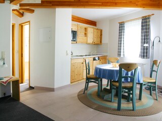 Küchenzeile mit Essbereich