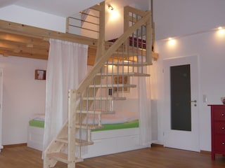 Empore mit Einzelbett