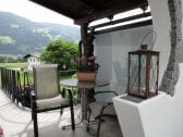 Terrasse mit Glaslaube  - Blick in die Berge