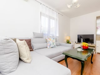 Holiday house Okrug Donji Features 10