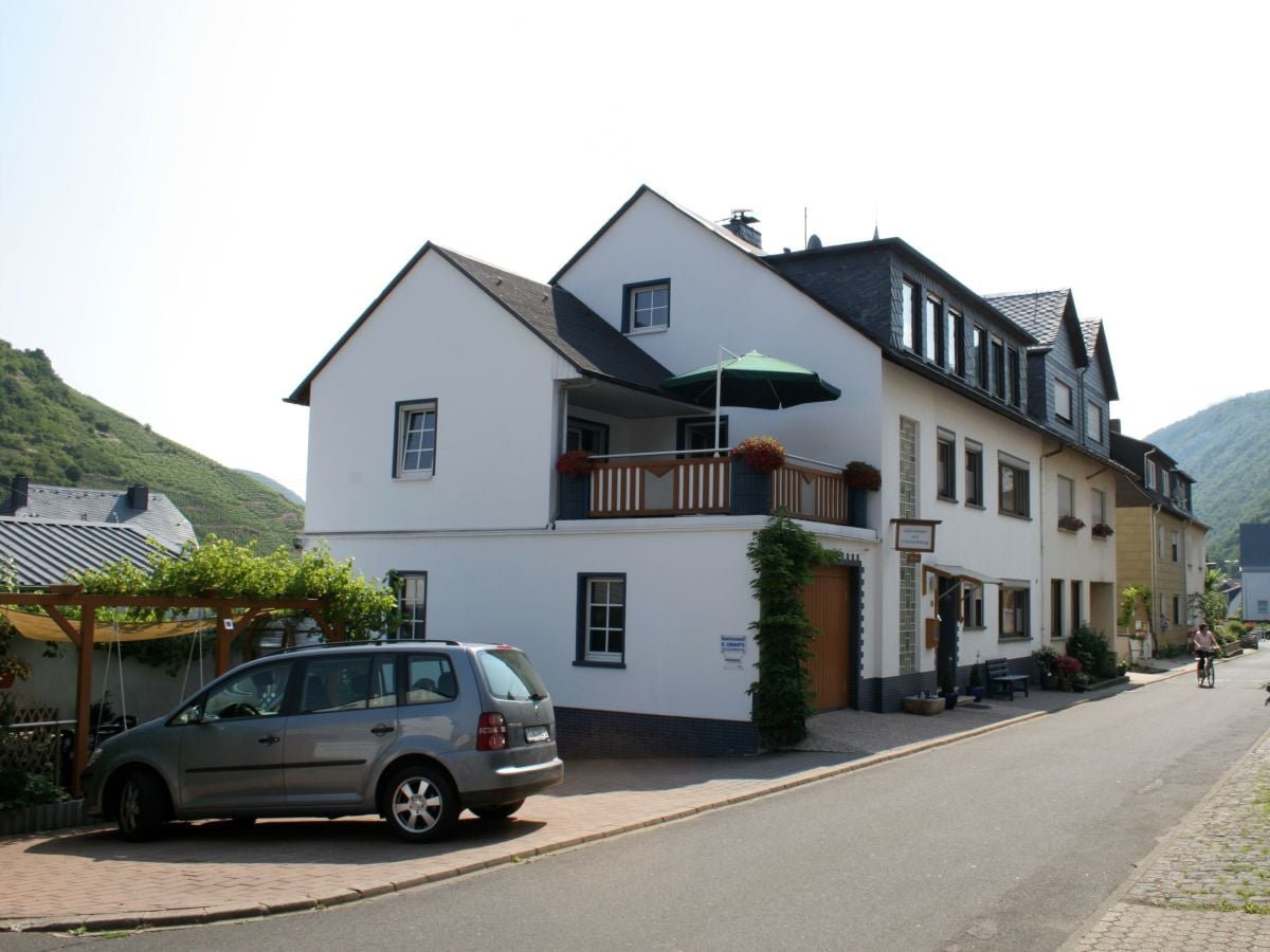 Haus mit Parkplatz und Freisitz direkt am Haus