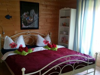 Schlafzimmer mit Doppelbett