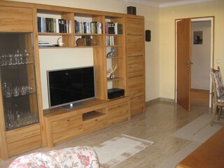 Wohn-/Esszimmer: Schrankwand mit TV, Radio/CD