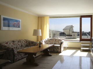 Wohn-/Esszimmer: Blick auf die Terrasse