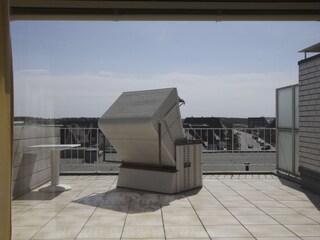 Blick aus dem Wohnzimmer auf die Terrasse