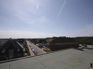 Blick von der Terrasse über Westerland (l.), Dünen (r.)