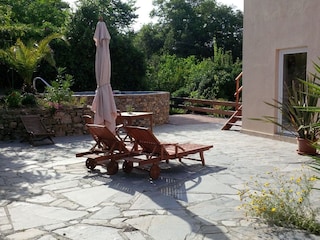 Außenbereich mit Blick zum Pool und zum Haus