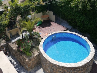 Blick von der Dachterrasse auf den Pool