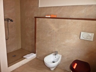 Bad/Dusche begehbar/Bidet