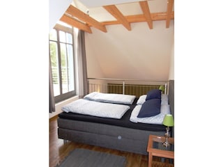 Schlafzimmer mit Doppelbett