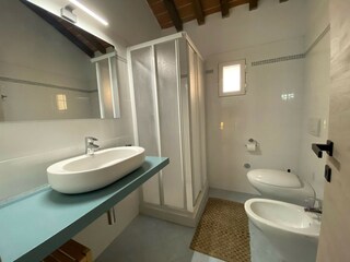 Gemütliches Badezimmer mit lila Fliesen und Waschbecken