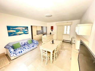 Wohnbereich mit Sofa und Esstisch