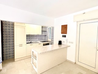 Voll ausgestattete Küche mit Kücheninsel