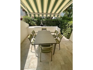 Möblierte private Terrasse mit elektrischer Marquise