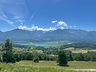 Ausblick auf die Drau und die Karawanken.