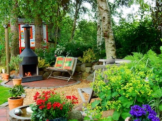 Uriger Außenkamin + Grillstation für laue Sommernächte