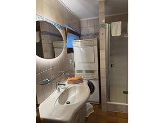 Bad mitWaschmaschine und Trockner