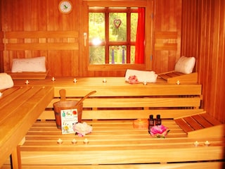 große Sauna mit Farblicht und meditativen Klängen