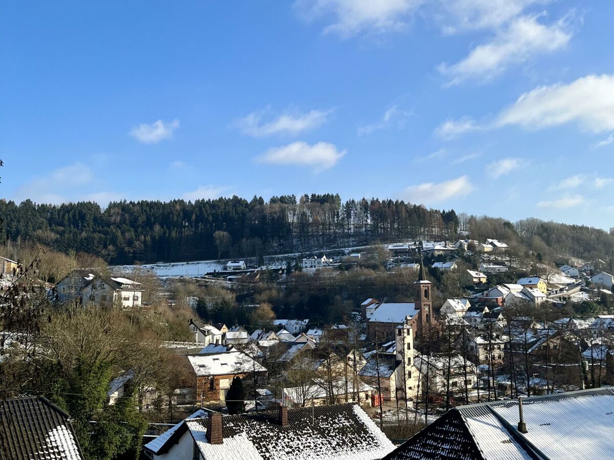 Ausblick in's Dorf bei Schnee