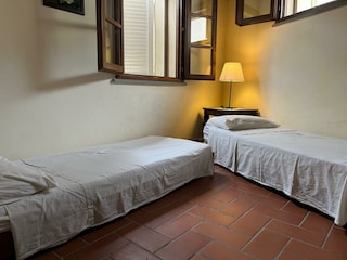 2. Schlafzimmer Casina mit 2 Einzelbetten und Fenstern