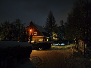 Ihre Unterkunft an einem Winterabend