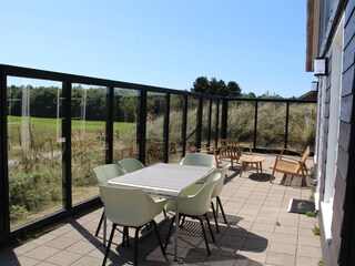 Terrasse mit Ess- und Sitzgelegenheid