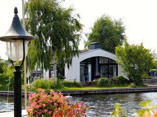 einzigartige Traumlage-Bungalow mit Garten und Bootsteg