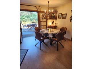 Die Essgruppe im Wohnzimmer mit der großen Süd-Terrasse