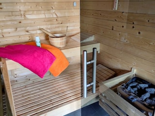 Sauna im Garten mit Ausblick ins Grüne