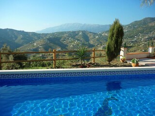 Weiter Blick in die Berge vom Pool aus, herrliche Natur