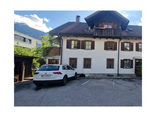 Hausansicht Parkplatz
