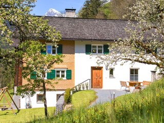 Annas Muntafuner Hus - Hausansicht seitlich