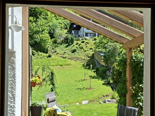 Blick in den Garten vom Wohnzimmerfenster
