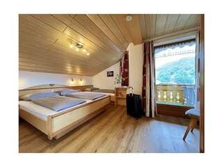appartements-platzis_wohnung1_schlafzimmer2